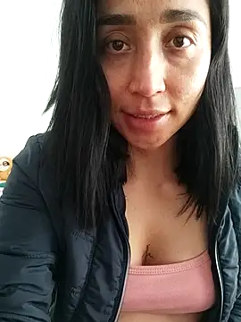 Snapshot of Elowyn chatting on 09.24.25 Elowyn online show from 09.24.25