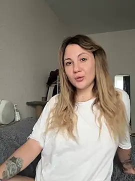 mollygirll online show from 11.18.25