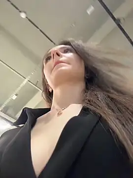 Snapshot of MilaBee chatting on 02.19.26 MilaBee online show from 02.19.26