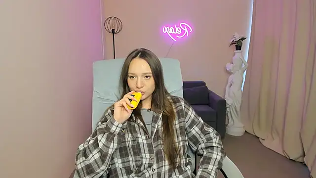 Snapshot of LynnaCurvin chatting on 03.18.25 LynnaCurvin online show from 03.18.25