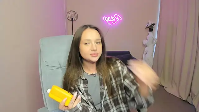 Snapshot of LynnaCurvin chatting on 03.18.25 LynnaCurvin online show from 03.18.25