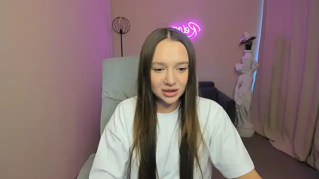 Snapshot of LynnaCurvin chatting on 03.19.25 LynnaCurvin online show from 03.19.25