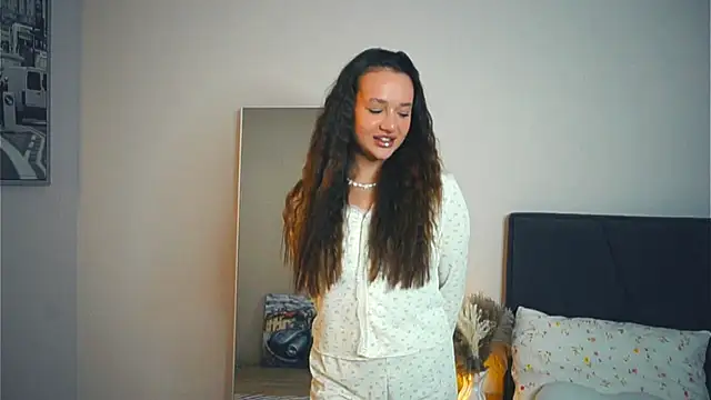 Snapshot of LynnaCurvin chatting on 03.21.25 LynnaCurvin online show from 03.21.25