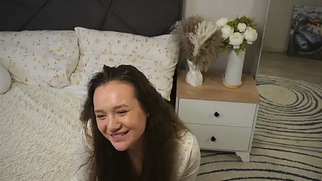 Snapshot of LynnaCurvin chatting on 03.22.25 LynnaCurvin online show from 03.22.25