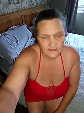 MissQueenBeex online show from 10.16.25