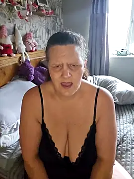 MissQueenBeex online show from 12.18.25