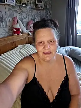 MissQueenBeex online show from 12.21.25