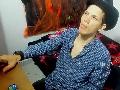 Snapshot of kevinkewman chatting on 10.30.25 kevinkewman online show from 10.30.25