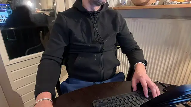 Snapshot of MaxiDimi chatting on 10.29.25 MaxiDimi online show from 10.29.25