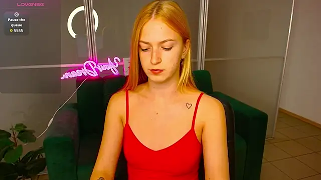 Snapshot of MirandaMayers chatting on 09.26.25 MirandaMayers online show from 09.26.25