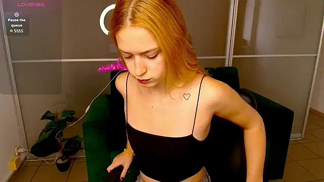 Snapshot of MirandaMayers chatting on 10.09.25 MirandaMayers online show from 10.09.25