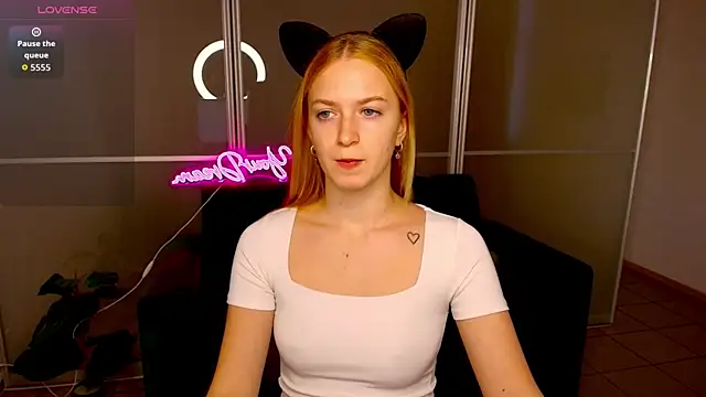 Snapshot of MirandaMayers chatting on 10.14.25 MirandaMayers online show from 10.14.25