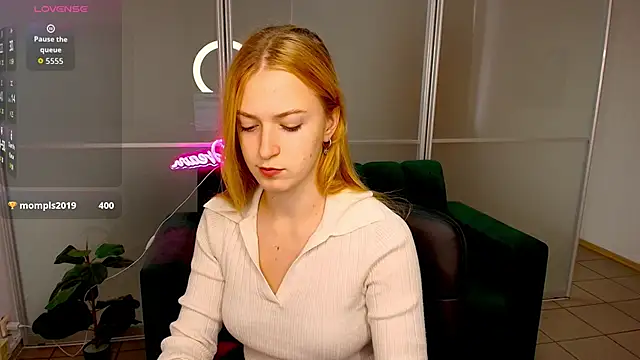 Snapshot of MirandaMayers chatting on 10.21.25 MirandaMayers online show from 10.21.25