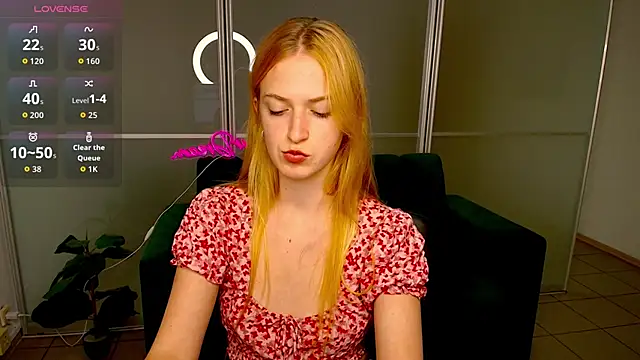 Snapshot of MirandaMayers chatting on 10.22.25 MirandaMayers online show from 10.22.25