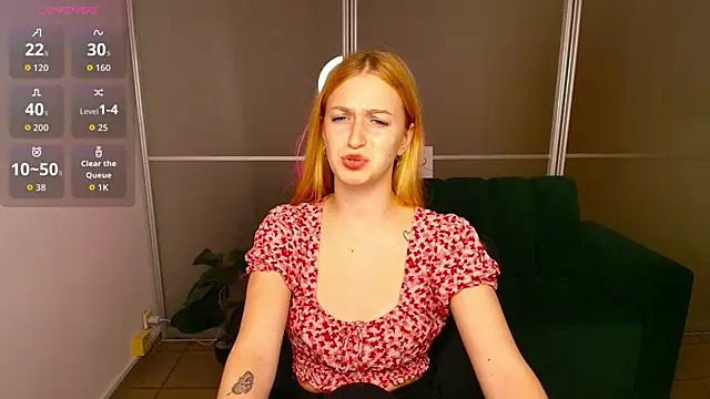 Snapshot of MirandaMayers chatting on 10.27.25 MirandaMayers online show from 10.27.25