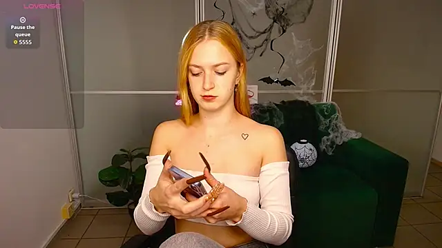 Snapshot of MirandaMayers chatting on 10.30.25 MirandaMayers online show from 10.30.25