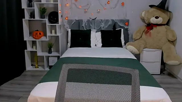 Snapshot of MelanieAlves chatting on 10.14.25 MelanieAlves online show from 10.14.25
