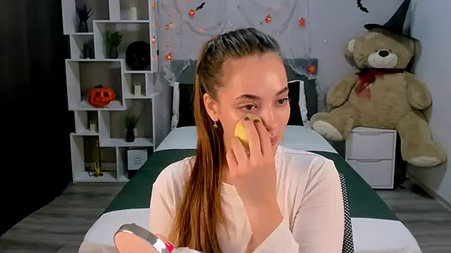 Snapshot of MelanieAlves chatting on 10.15.25 MelanieAlves online show from 10.15.25