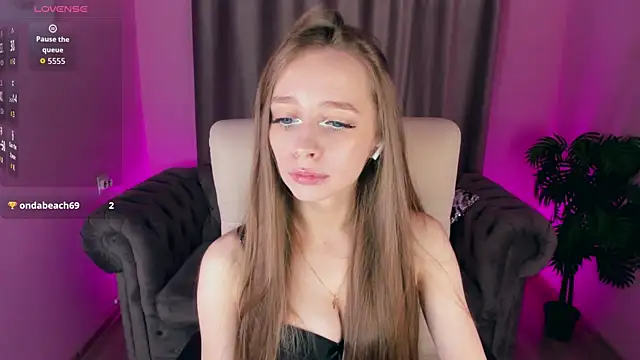 Amy Waynee online show from 10.08.25