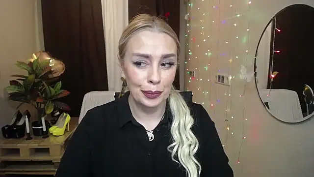 Snapshot of KatrinaCharm chatting on 03.22.25 KatrinaCharm online show from 03.22.25