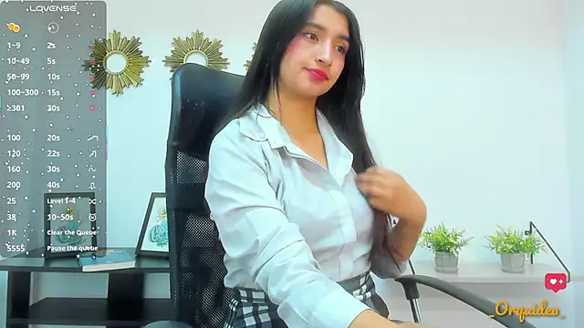 Snapshot of _Orquidea_ chatting on 09.19.25  Orquidea  online show from 09.19.25