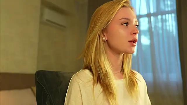 Snapshot of Cyberheart_ chatting on 10.01.25 Cyberheart online show from 10.01.25