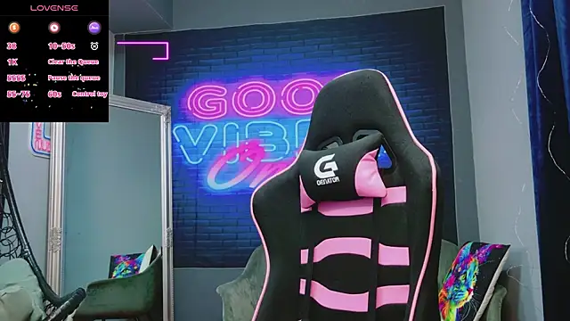 Snapshot of AlessiaCroft chatting on 09.29.25 AlessiaCroft online show from 09.29.25