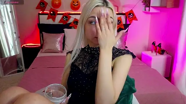 LinaLirian online show from 10.28.25