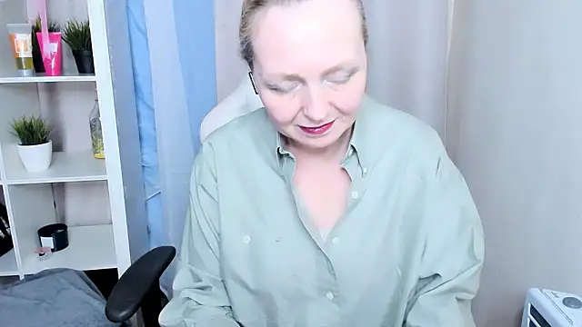 Karen Villis online show from 02.05.26