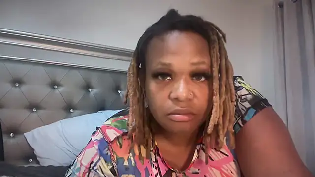 Snapshot of RoyalQueen2u chatting on 05.18.26 RoyalQueen2u online show from 05.18.26