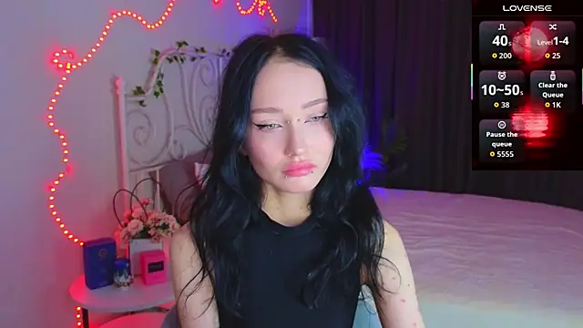  holly berry  online show from 09.28.25