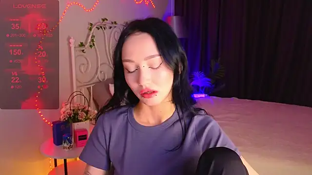  holly berry  online show from 09.29.25