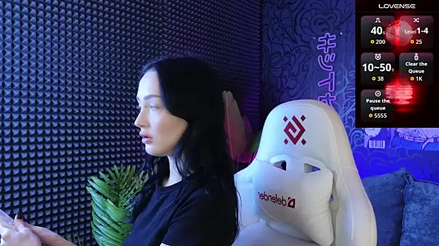  holly berry  online show from 10.01.25