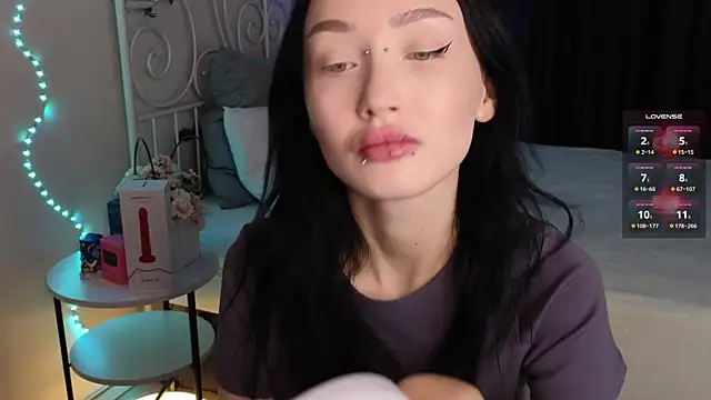  holly berry  online show from 10.04.25