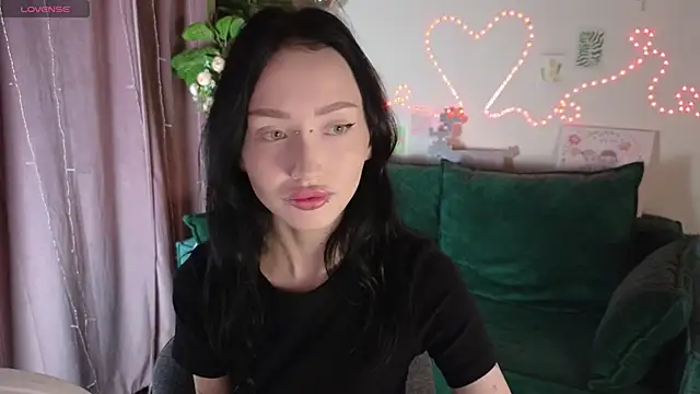  holly berry  online show from 10.05.25