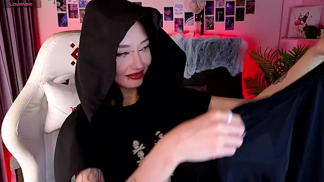  holly berry  online show from 10.29.25