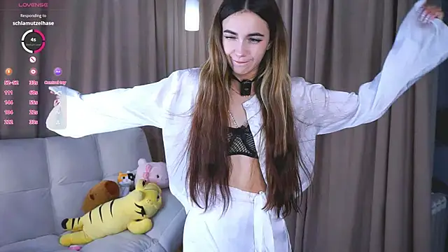 Snapshot of CupSizeGirl chatting on 09.29.25 CupSizeGirl online show from 09.29.25