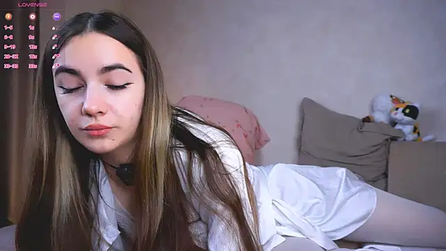 Snapshot of CupSizeGirl chatting on 10.10.25 CupSizeGirl online show from 10.10.25