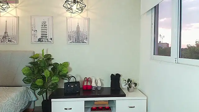 Snapshot of _Victoria_Collins chatting on 10.04.25  Victoria Collins online show from 10.04.25