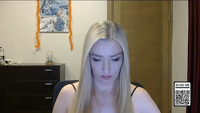 Snapshot of Wild_Silk_Desire chatting on 10.31.25 Wild Silk Desire online show from 10.31.25