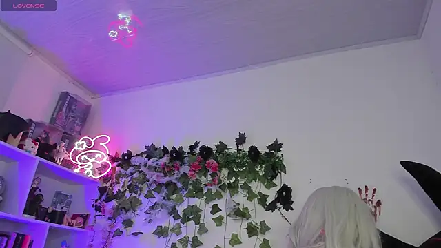 Snapshot of sarahminage_ chatting on 11.14.25 sarahminage online show from 11.14.25