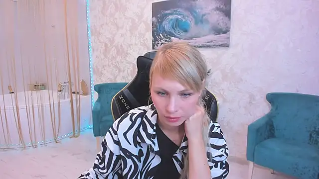 Snapshot of LindaSandy_1 chatting on 09.17.25 LindaSandy 1 online show from 09.17.25