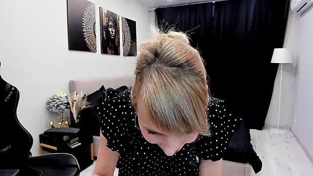 Snapshot of LindaSandy_1 chatting on 10.22.25 LindaSandy 1 online show from 10.22.25