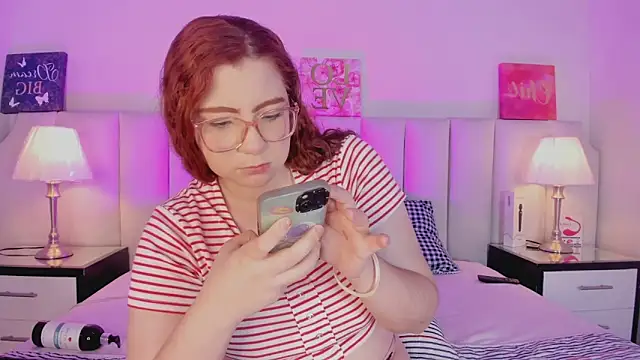 Snapshot of lizy_portman chatting on 10.18.25 lizy portman online show from 10.18.25