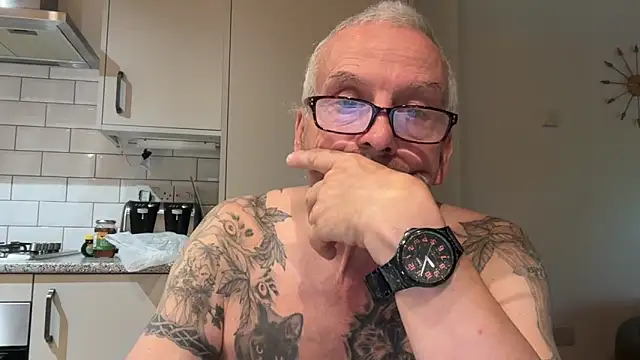 Snapshot of poggles chatting on 09.19.25 poggles online show from 09.19.25