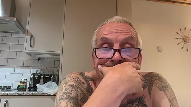 Snapshot of poggles chatting on 09.19.25 poggles online show from 09.19.25