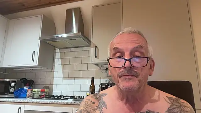 Snapshot of poggles chatting on 09.20.25 poggles online show from 09.20.25