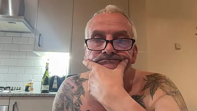 Snapshot of poggles chatting on 09.20.25 poggles online show from 09.20.25