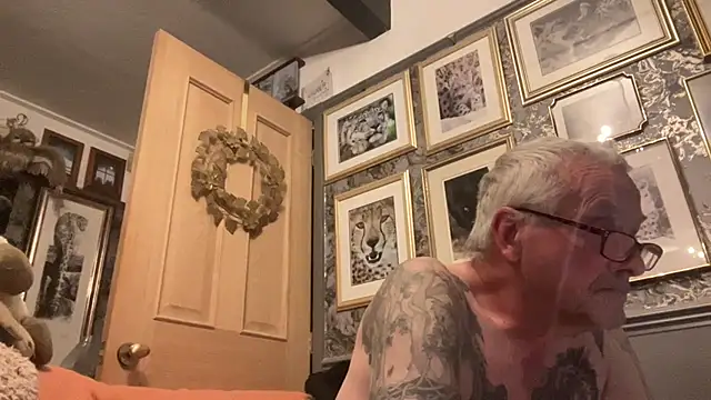 Snapshot of poggles chatting on 09.30.25 poggles online show from 09.30.25