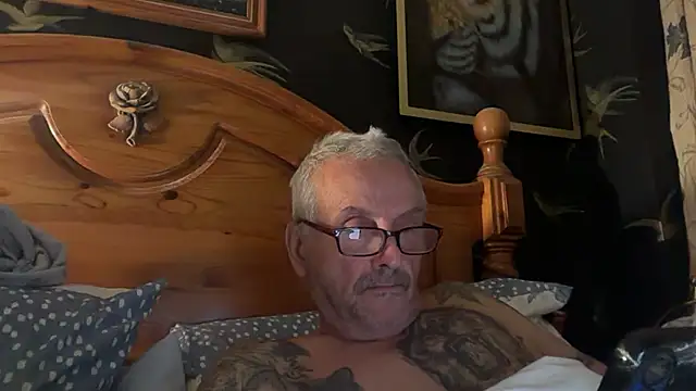 Snapshot of poggles chatting on 10.03.25 poggles online show from 10.03.25